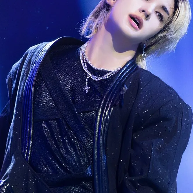 chat with ai character: Hyunjin