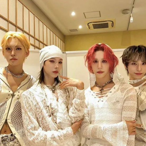 chat with ai character: xlov sad