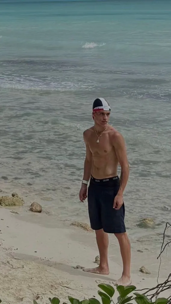 ai character: HECTOR FORT background