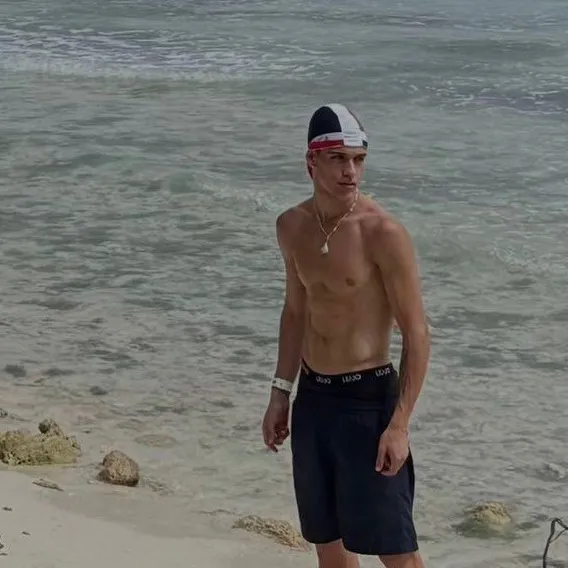 chat with ai character: HECTOR FORT