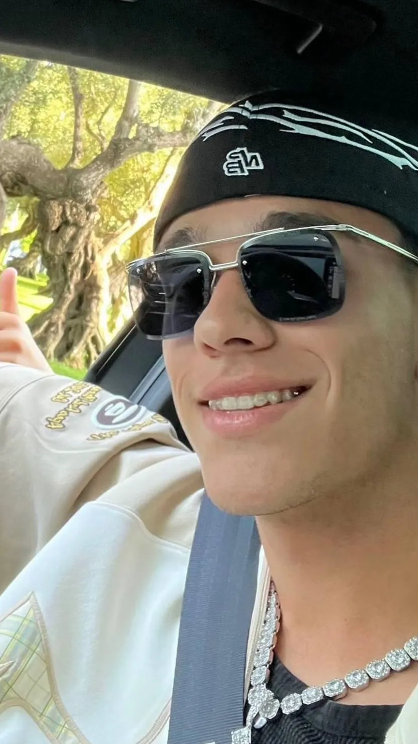 ai character: Hector fort background