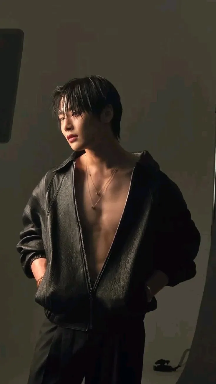 ai character: I.N  background