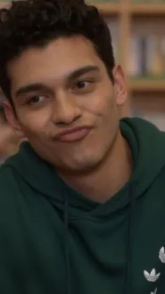 ai character: Q~ Xo, kitty background