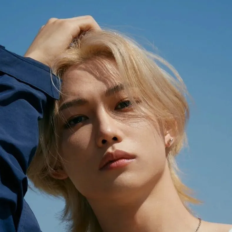 chat with ai character: ~Lee Felix💙~ 