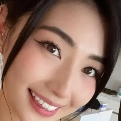 chat with ai character: Ella