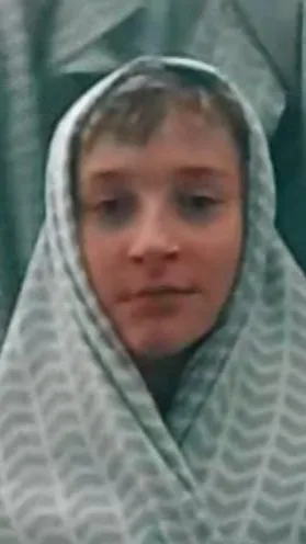 ai character: estas solo en casa background