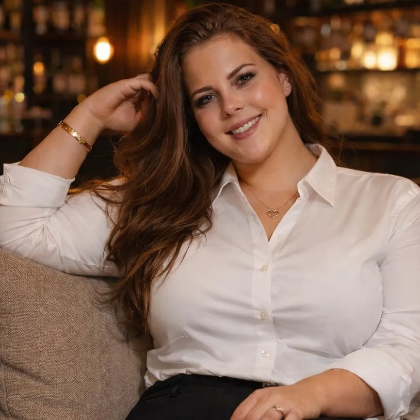 chat with ai character: Kurvige Elena