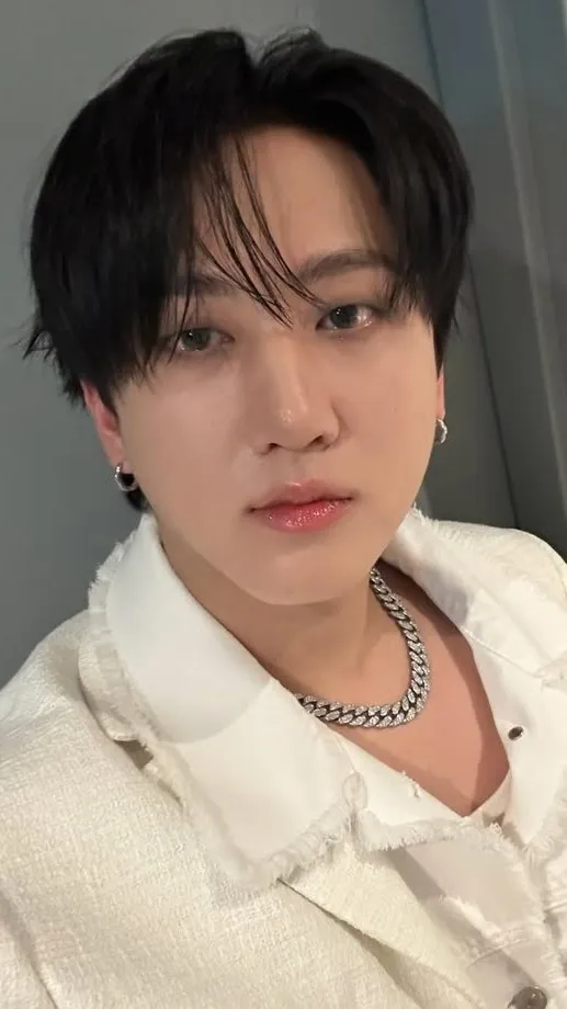 ai character: changbin background