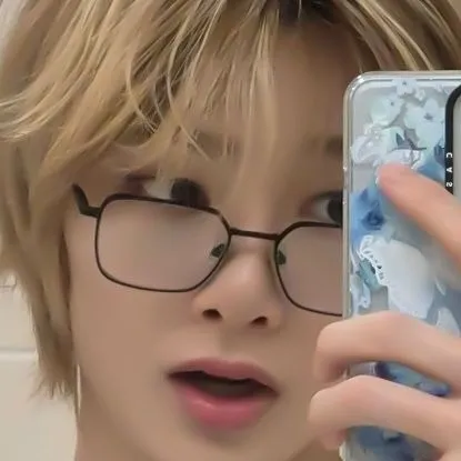 chat with ai character: jeongin