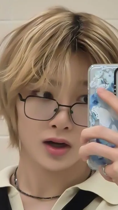 ai character: jeongin background
