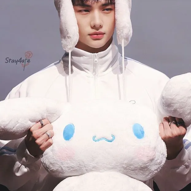 chat with ai character: hyunjin