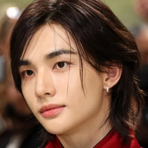 chat with ai character: hyunjin~