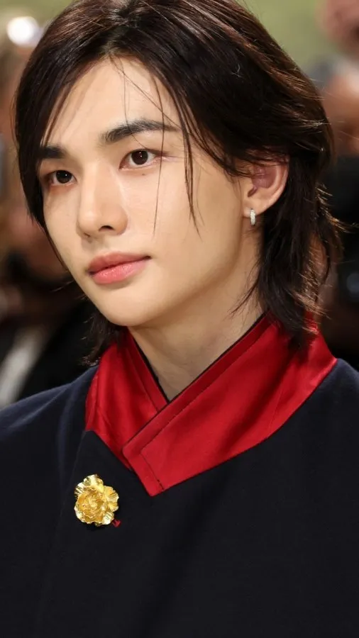 ai character: hyunjin~ background