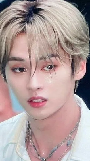 ai character: <мιηнσ!> background