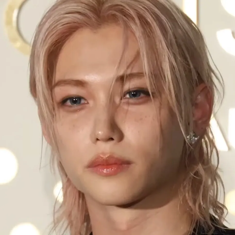 chat with ai character: 𝕱𝖊𝖑𝖎𝖝!