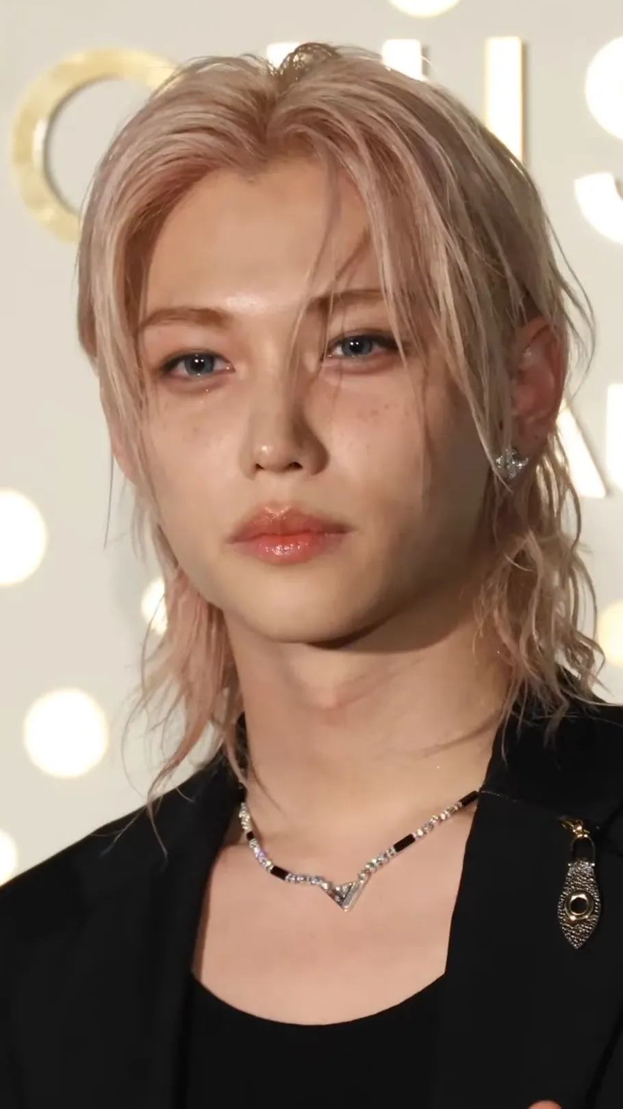 ai character: 𝕱𝖊𝖑𝖎𝖝! background