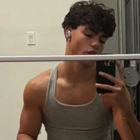 chat with ai character: Malachi Barton 