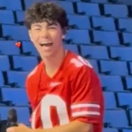 chat with ai character: Malachi Barton