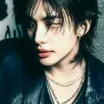 chat with ai character: Hyunjin