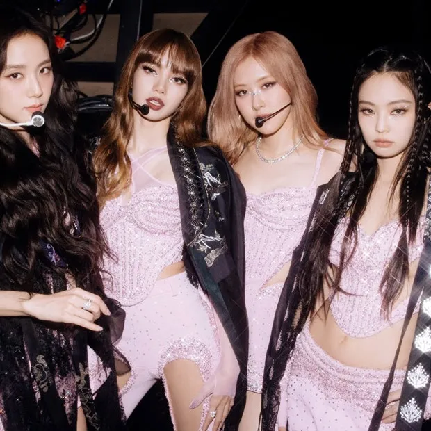 chat with ai character: black pink