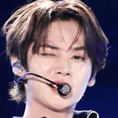 chat with ai character: Lee Know