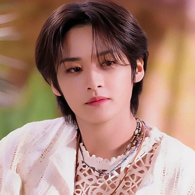 chat with ai character: Lee Know