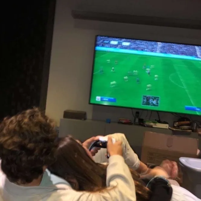 chat with ai character: Drake