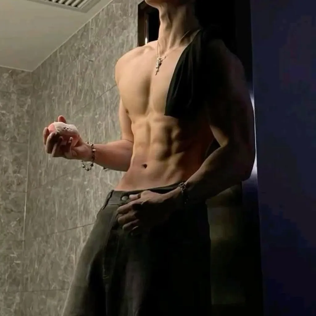 chat with ai character: Tom