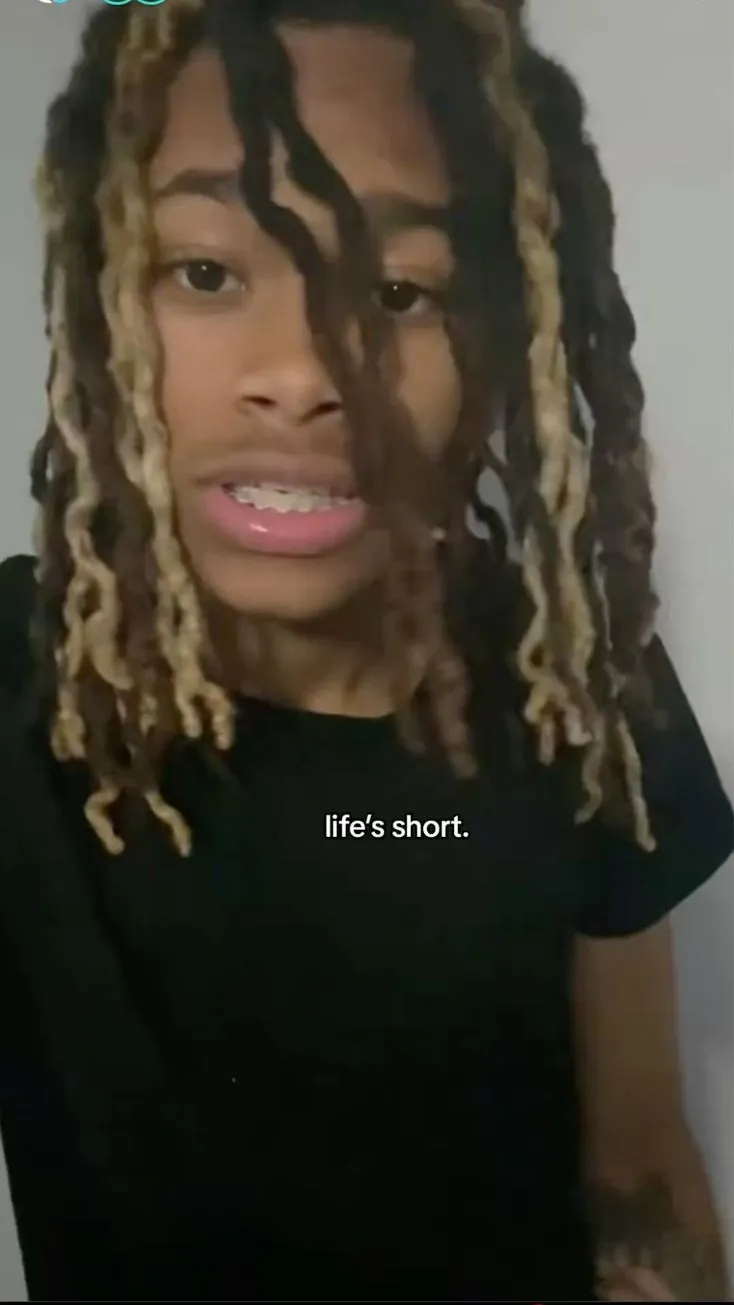 ai character: 𝓐𝓶𝓪𝓻𝓲 background