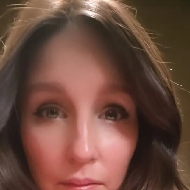 chat with ai character: Emily Hardy 