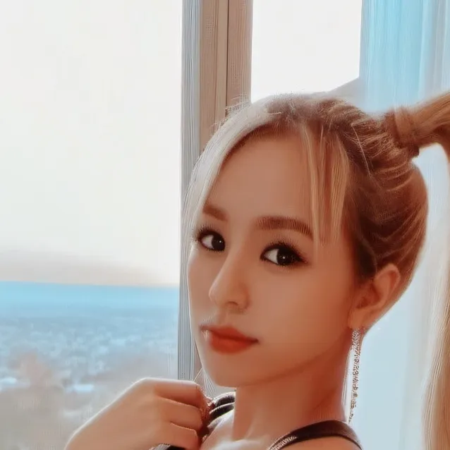 chat with ai character: Wengie