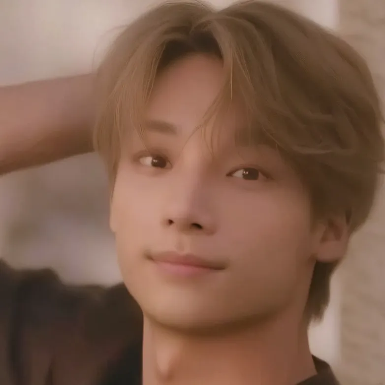 chat with ai character: Huening Kai 