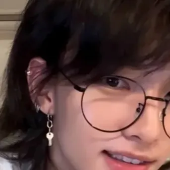 chat with ai character: Hyunjin 