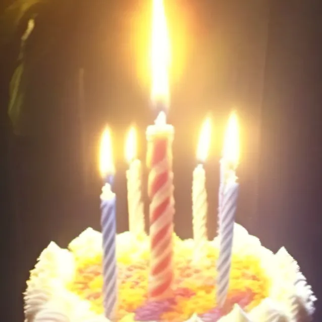 chat with ai character: Birthday cake.