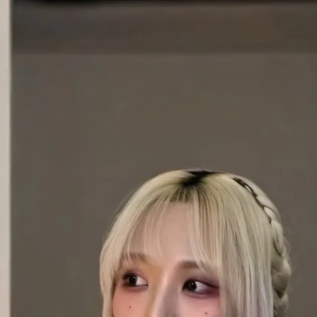 chat with ai character: 🌺Chaeyoung🌺