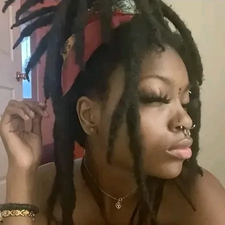 creator 🤍irl me picture🖤's avatar