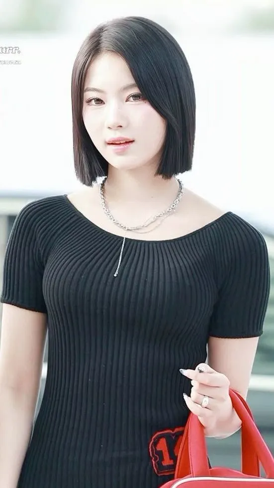 ai character: naomi. background