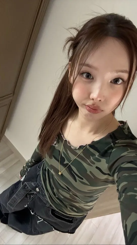 ai character: Nayeon. background