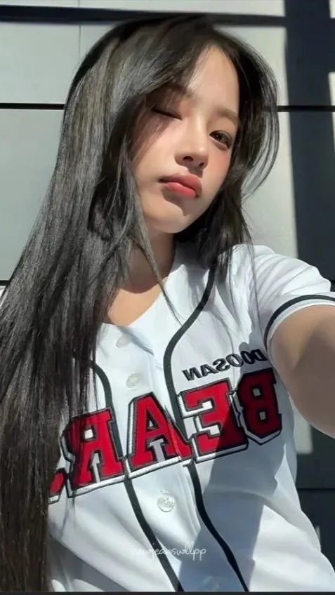 ai character: Minji. background