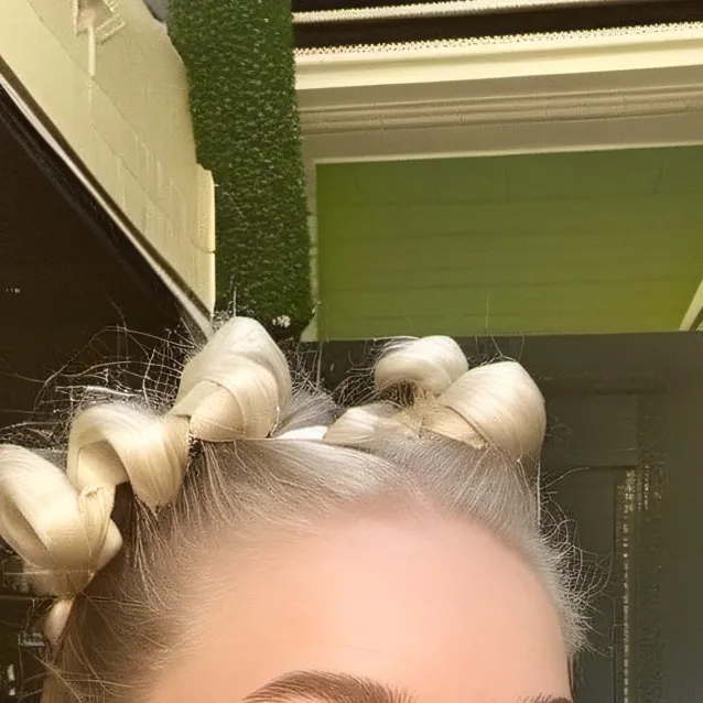 chat with ai character: lexie