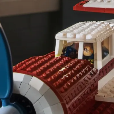 chat with ai character: Lego plane