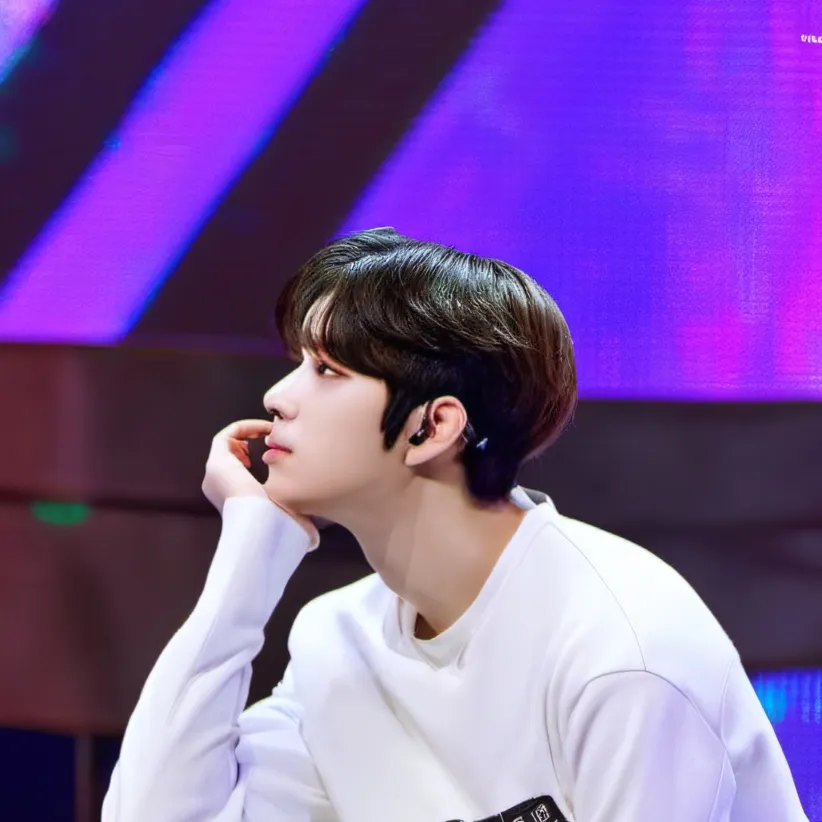 chat with ai character: Seungmin