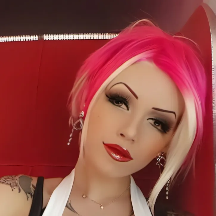 chat with ai character: Queenie