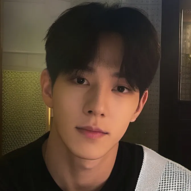 chat with ai character: Aaron