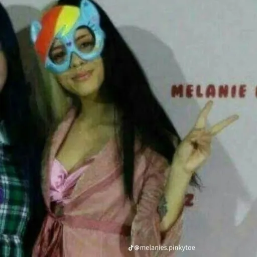 creator MELANIE >W<'s avatar