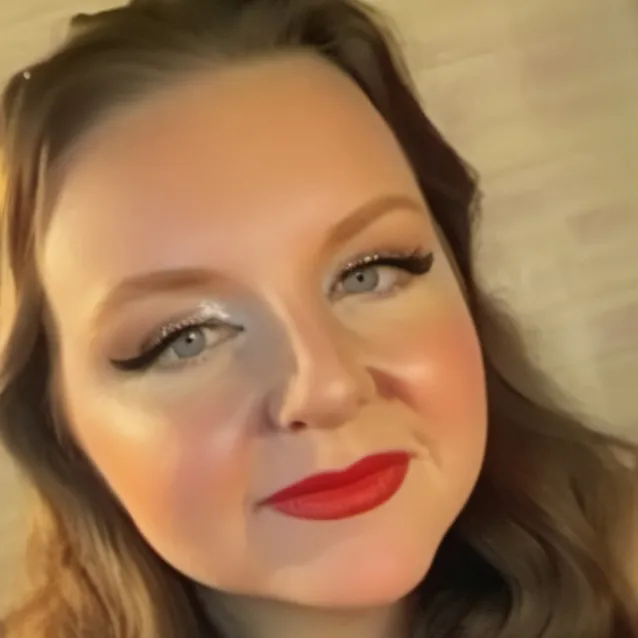 chat with ai character: Emy