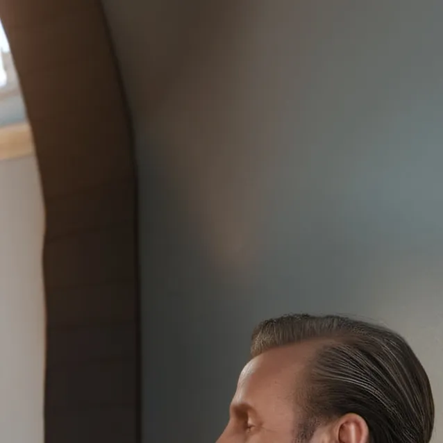 chat with ai character: Toby