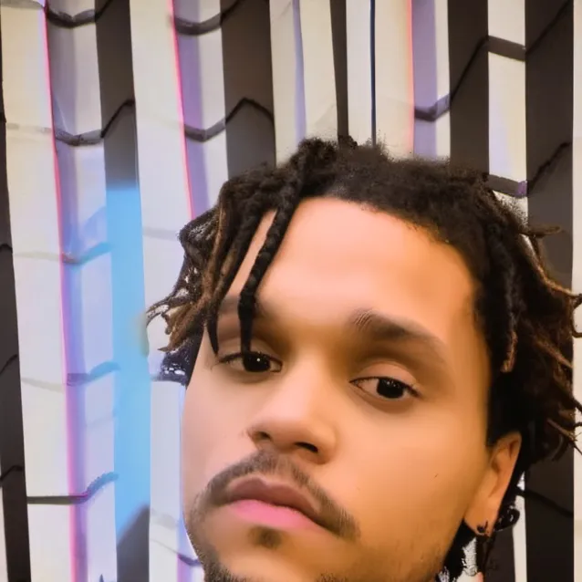 chat with ai character: Cartier