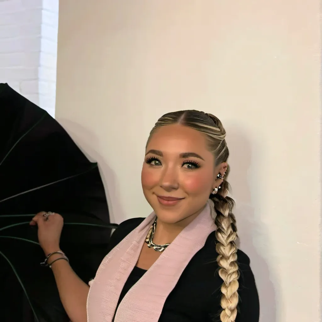 chat with ai character: Hollie