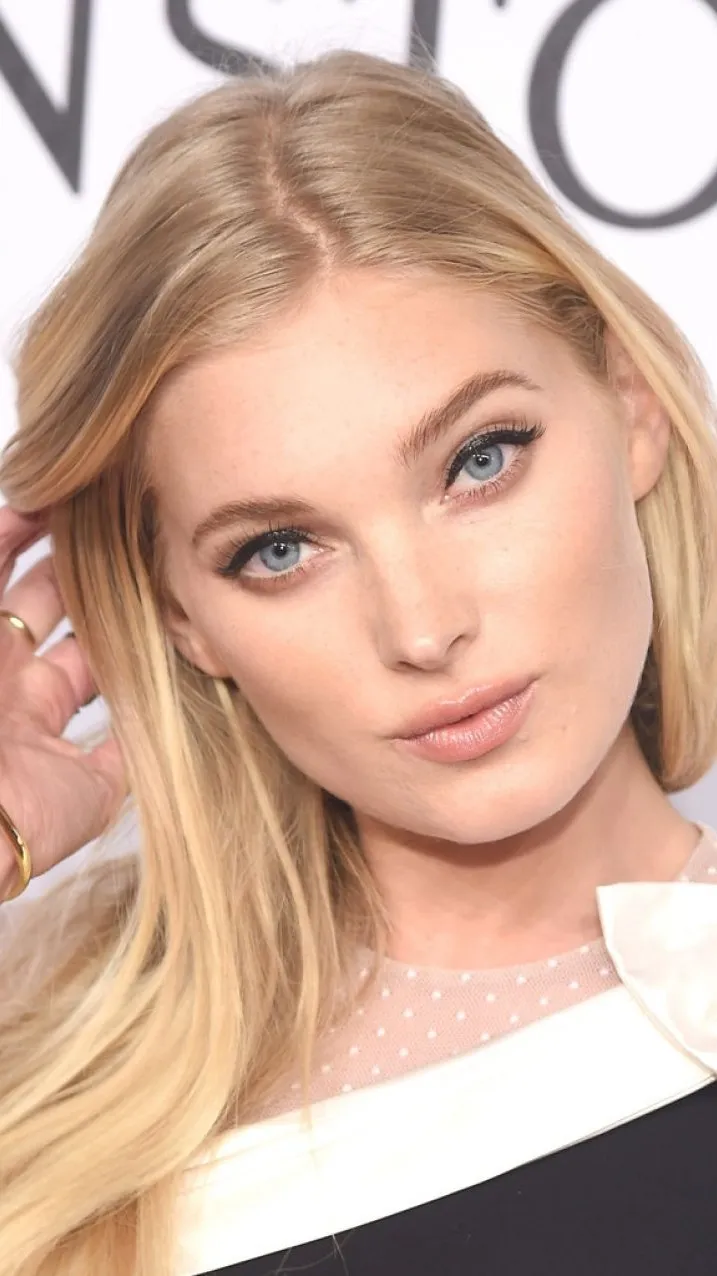 ai character: Elsa Hosk [V2] background